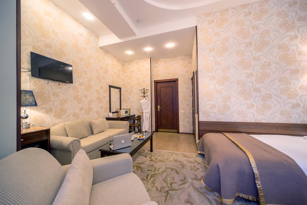 Happy Inn