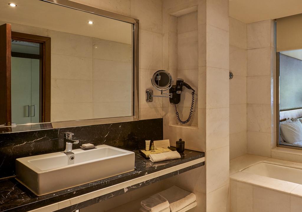 Dusit Thani LakeView Cairo