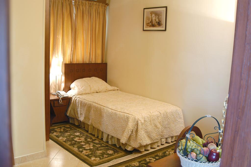 Golden Carven Hotel