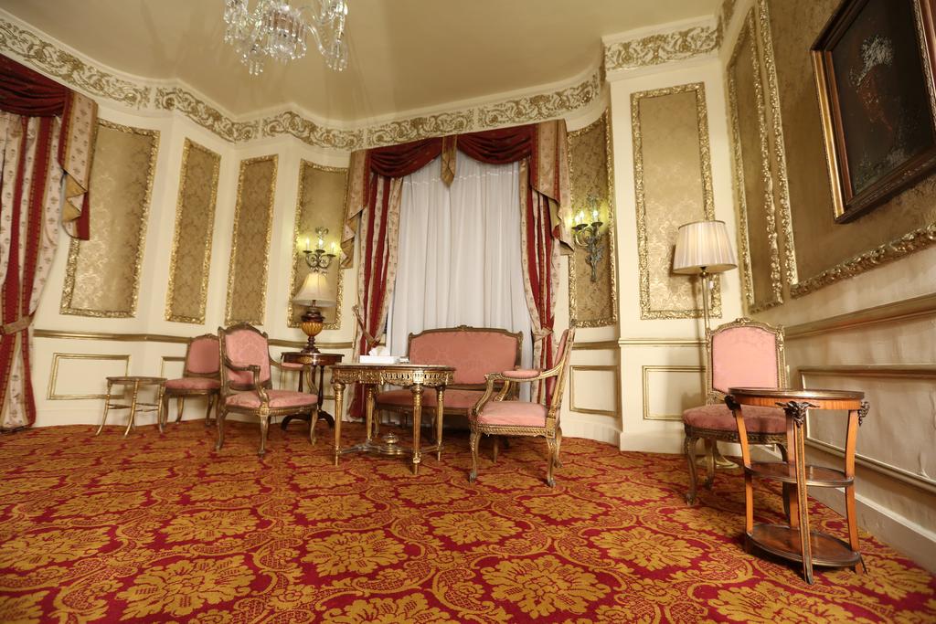 Paradise Inn Windsor Palace Hotel