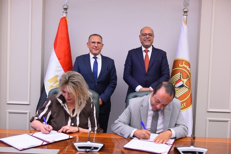 "العمل" توقع بروتوكول تعاون مع الاتحاد المصري للغرف السياحية لتأهيل وتقييم قائدي المركبات