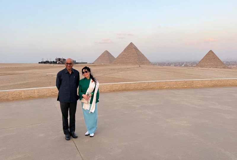 رئيس سنغافورة وقرينته يزوران المتحف المصري الكبير والأهرامات.. بالصور