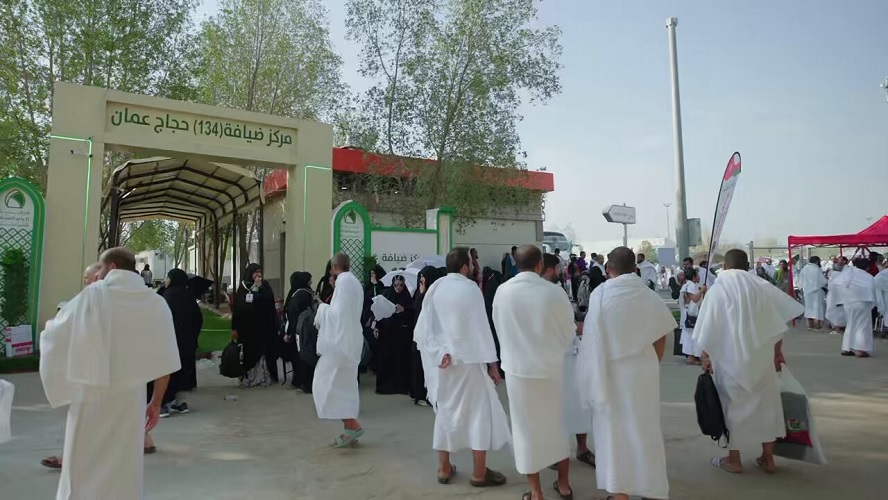 سلطنة عمان تعلن توفر باقات سفر للحجاج تشمل النقل البري والجوي بموسم حج 1447هـ