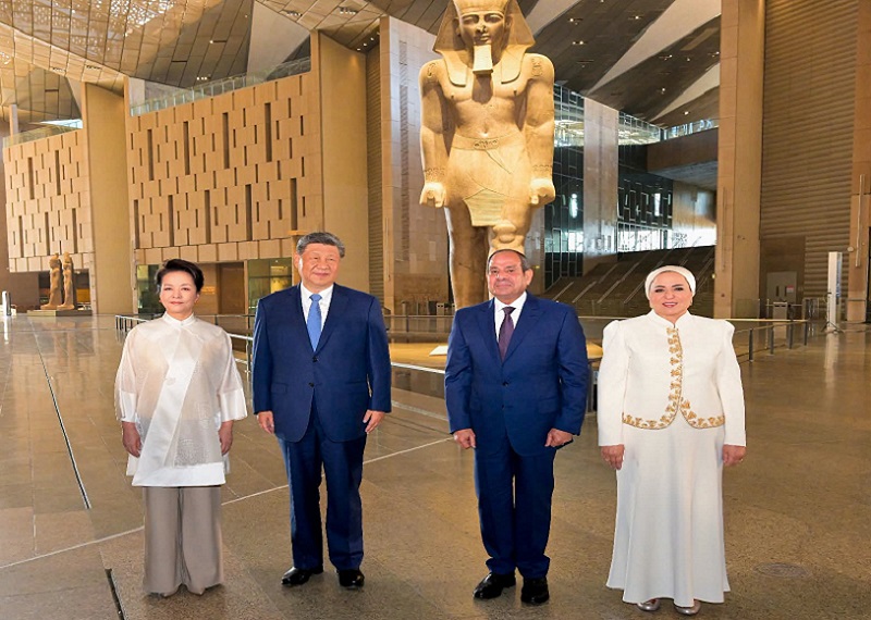 السيسي يصطحب الرئيس الصيني في جولة بالمتحف المصري الكبير.. بالصور
