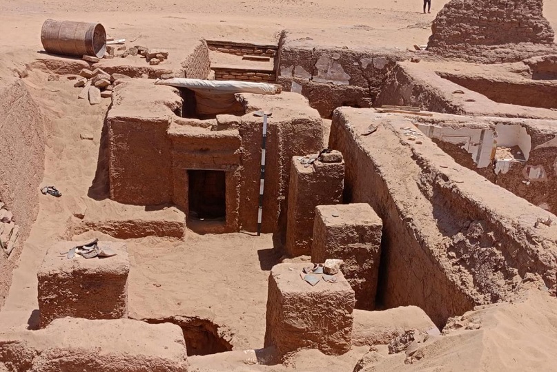 "الآثار": العثور على مقبرة هرمية من العصر الروماني بالواحات الداخلة بالوادي الجديد بنقوش نادرة