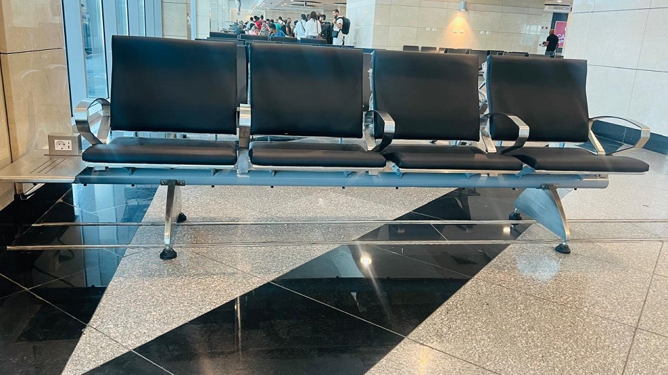 تحديث صالات مطار القاهرة الدولي بـ 1000 كرسي مزود بخدمة USB لشحن الأجهزة